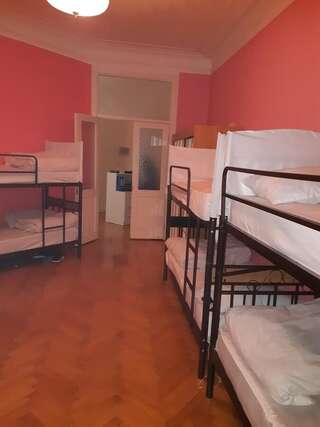 Хостелы NIZAMI VIEW HOSTEL AND GUEST HOUSE Баку Общий номер для мужчин и женщин-5